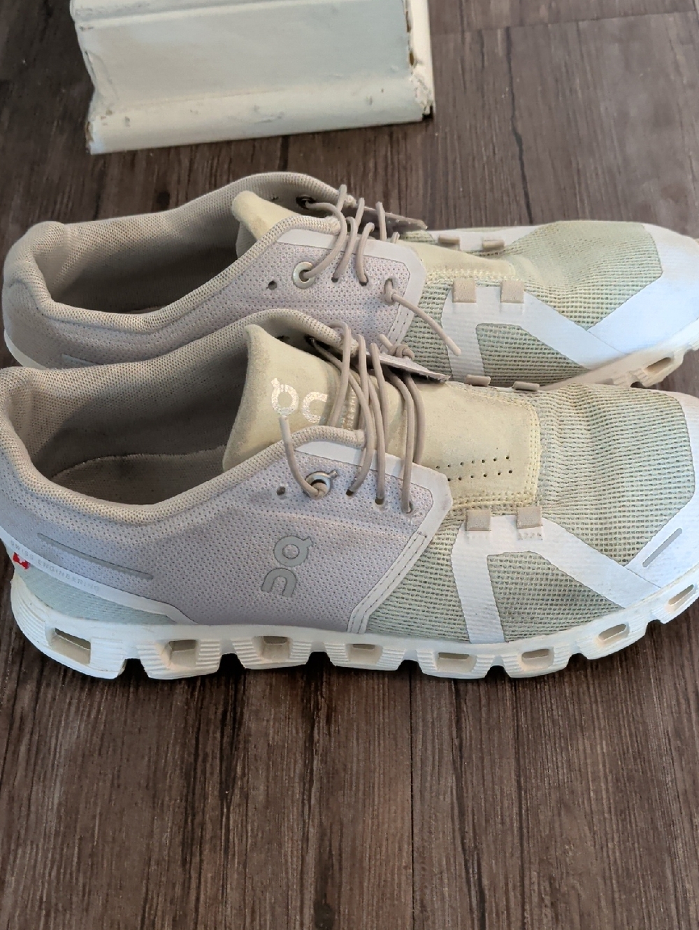 On Cloud 5 Women's No Lace Shoes in Lavender And Aloe Size 9